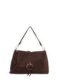 Bruine suède handtas met een gestructureerde vorm, verstelbare schouderband, klep sluiting en een ronde metalen ringdetail aan de voorkant.
