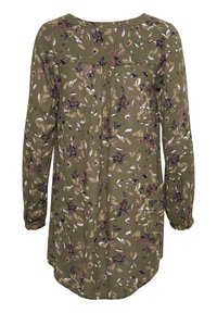 Groene blouse met lange mouwen en een bloemmotief in paars, crème en bruin. Heeft een ronde halslijn en gerimpelde details.