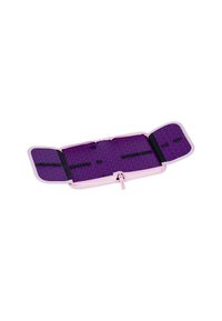 Astuccio con cerniera realizzato in materiale rosa chiaro, con interno viola caratterizzato da un motivo a pois e bande elastiche per organizzare gli oggetti.