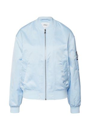 Jasnoniebieska kurtka typu bomber z przednim zamkiem błyskawicznym, prążkowanym kołnierzem, mankietami, dołem oraz kieszenią na zamek na lewym rękawie.