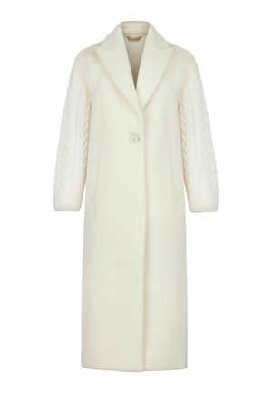 Długi kremowy płaszcz z usztywnionym kołnierzem i zamknięciem na jeden guzik. Teksturowane dzianinowe rękawy i boczne kieszenie. Gładki materiał na całej długości.