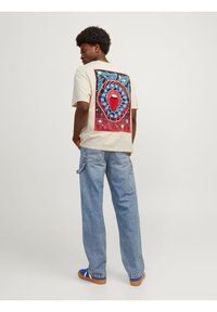 Jack & Jones JORDELIRIUM TEE SS CREW NECK TG - T-shirt imprimé - bright