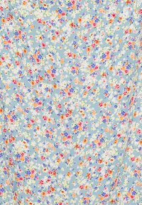 Tecido floral com um fundo azul claro e pequenas flores dispersas em rosa, laranja, amarelo e roxo, criando um padrão vibrante.
