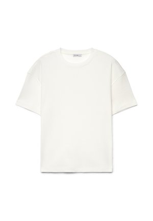 T-shirt blanc uni à manches courtes, col rond, coupe décontractée avec étiquette visible à l'intérieur du col.