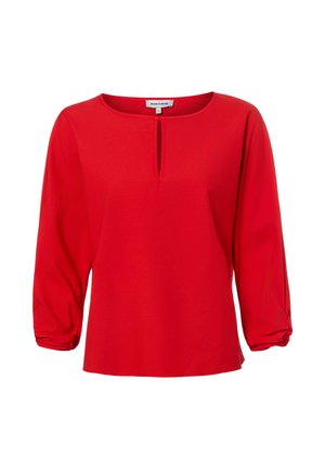 Rote Bluse mit langen Ärmeln, einem Ausschnitt mit Schlitz und gesammelten Manschetten, mit dem Etikett "More & More", auf weißem Hintergrund präsentiert.