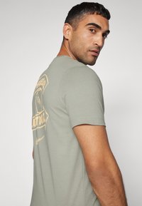 Nike Performance TEE GYM KIT SUMMIT - Printtipaita - dark stucco