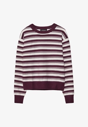 Pleteni pulover s okroglim izrezom, ki ima vodoravne bordo in bele črte, rebraste manšete in sproščen kroj.