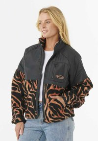 Chaqueta de forro polar negra y naranja con cremallera frontal, collar alto y paneles de estampado animal. Incluye un bolsillo en el pecho con cremallera y puños elásticos.