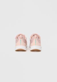 Ροζ αθλητικά παπούτσια με υφασμένο επάνω μέρος, λευκή σόλα και διακριτικές μπλε λεπτομέρειες. Στρογγυλεμένο σχήμα με επενδυμένο κολάρο και γλωττίδα στη φτέρνα.