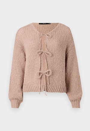 Pull en tricot rose pâle avec une finition texturée, décolleté en V et trois nœuds à l'avant. Il possède des manches longues et une longueur cropped.