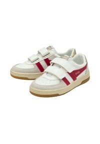 Hvide sneakers med røde og hvide striber, lavet af læder og ruskind. Har velcro-stropper og en sål af gummirubber. Gola-branding på siden.