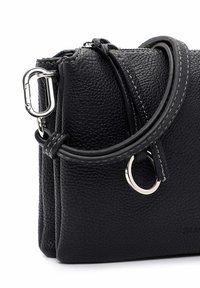 Borsa a tracolla in pelle nera con finitura texture, dotata di hardware argentato, tracolla removibile e cuciture a contrasto lungo i bordi.