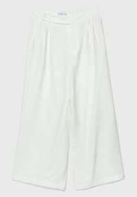 Pantalon à jambes larges en tissu doux et texturé, de couleur blanche pâle ; deux plis à l'avant, taille élastique et deux boutons à la taille.