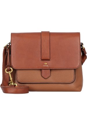 Sac bandoulière Fossil en cuir marron avec rabat avant, poche avant et sangle réglable avec breloque clé en laiton.