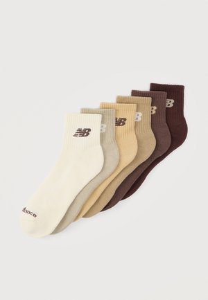 Set od šest pari New Balance čarapa. Boje uključuju krem, bež, svijetlo smeđu i tamno smeđu. Rebrasti rubovi, mekana tekstura, minimalno brendiranje.