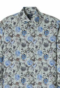 Hellgrünes Hemd mit floralem Muster, das blaue und braune Blumen zeigt, modern geschnitten und mit Knopfleiste. Hergestellt aus weichem Stoff mit glatter Textur.