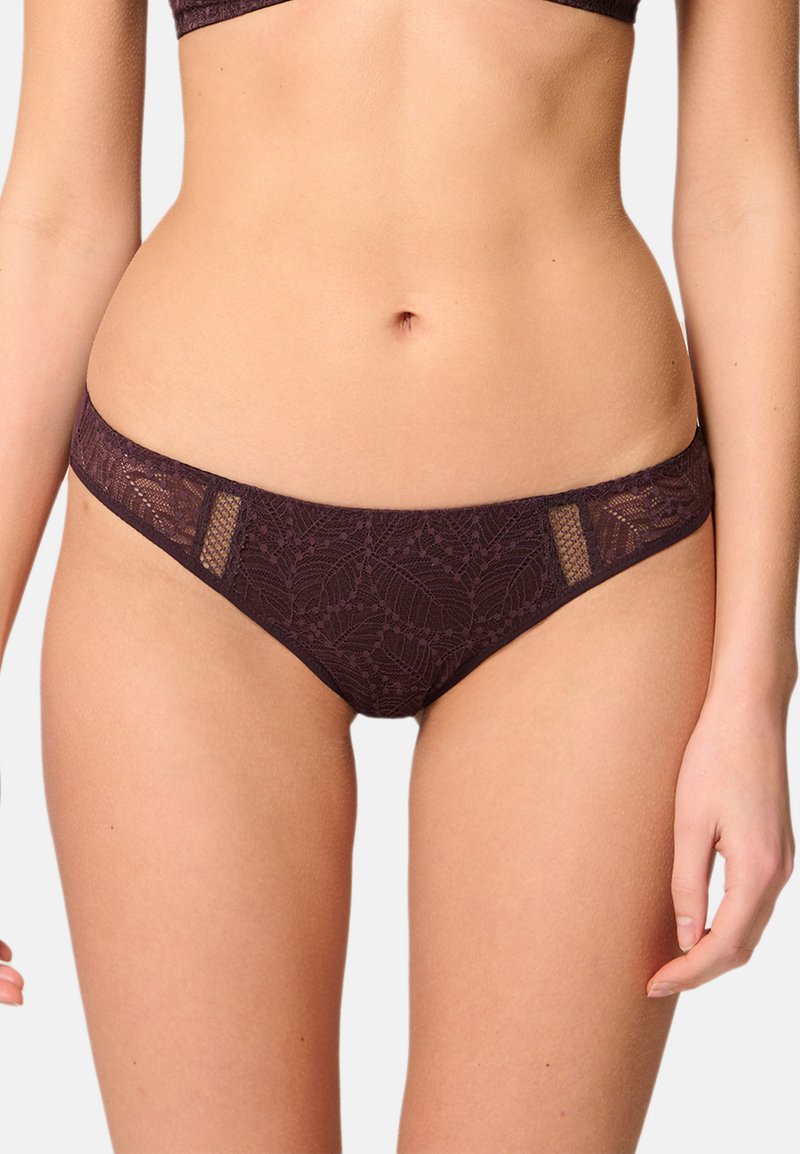 Bikini en dentelle d'un bordeaux profond, présentant un motif floral, des accents en maille et une forme classique de slip. Texture lisse, design minimaliste.