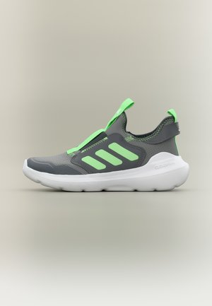 Αθλητικό παπούτσι slip-on σε γκρι και πράσινο χρώμα με λευκή σόλα, ελαστικές θηλιές για εύκολη εφαρμογή και τρεις πράσινες ρίγες στο πλάι, εμφανιζόμενο σε πλάγια όψη σε ουδέτερο φόντο.