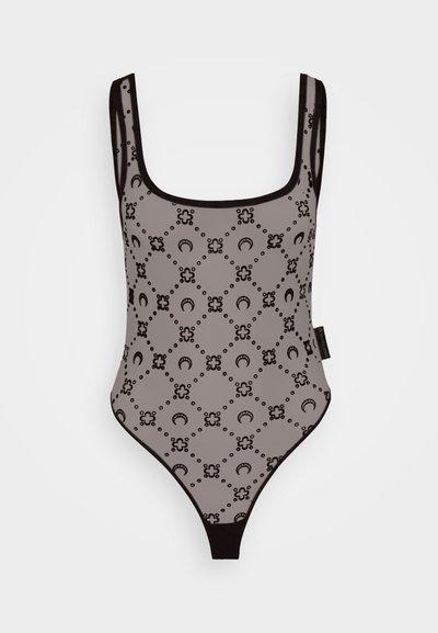 Bañador de una sola pieza negro con estampado, que presenta un escote cuadrado, tirantes finos y una tela transparente con un diseño de diamantes y círculos.
