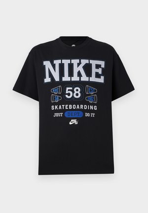 Zwarte katoenen t-shirt met opvallende witte en blauwe tekst en graphics voor "Nike 58 Skateboarding," met een ronde hals en korte mouwen.