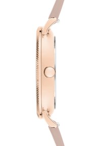 Montre ronde avec un boîtier en métal rose gold, une lunette texturée et un verre lisse. Elle est accompagnée d'un bracelet en cuir rose clair.