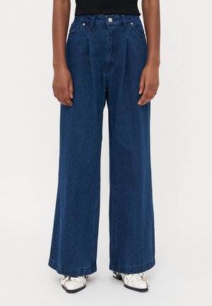Wijde donkerblauwe denimbroek met een hoge taille, voorzien van twee zijzakken en een enkele knoopsluiting. Soepele textuur, casual ontwerp.