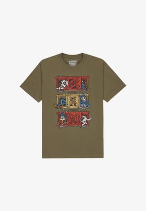Olijfgroene shirt met drie kleurrijke treincars, voorzien van cartoonhonden en een skelet, met de tekst "Element & Timber".