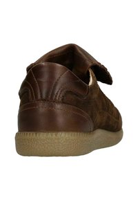 Braune Wildleder- und Leder-Sneaker mit einer texturierten Gummisohle, die ein niedriges Profil und einen Klettverschlussriemen auf der Rückseite aufweisen.