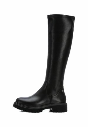 Bota negra hasta la rodilla hecha de cuero liso con punta redonda, suela de goma gruesa y detalles de costura sencilla. Presenta un panel elástico lateral.