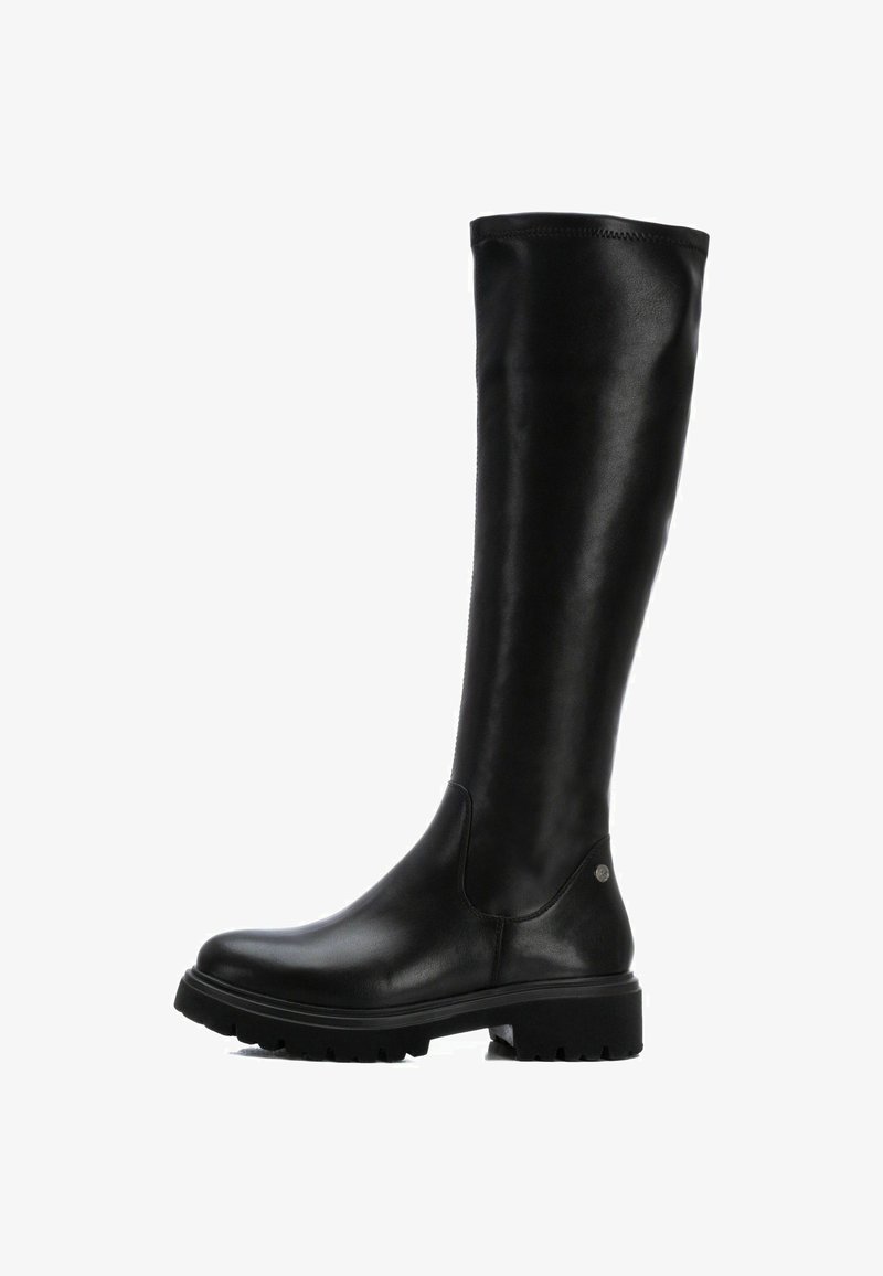 Bota negra hasta la rodilla hecha de cuero liso con punta redonda, suela de goma gruesa y detalles de costura sencilla. Presenta un panel elástico lateral.