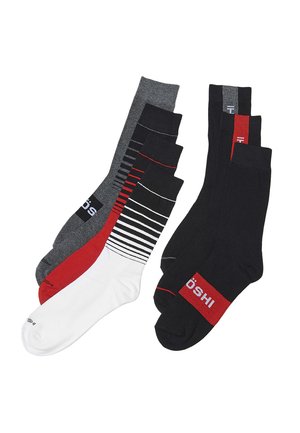 Cinco pares de calcetines hasta la mitad de la pantorrilla en gris, negro con rayas, rojo, blanco con rayas negras y negro con logo rojo, mostrados extendidos.