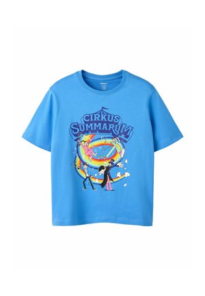 Niebieski dziecięcy T-shirt z artystami cyrkowymi, tęczą, popcornem i napisem "Cirkus Summarum" z przodu.
