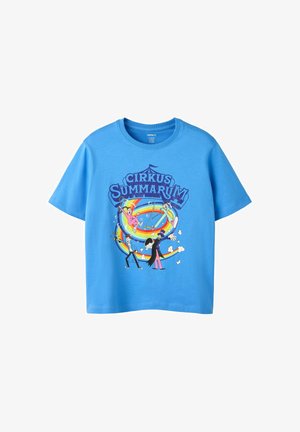 Blå børne-T-shirt med cirkusartister, en regnbue, popcorn og teksten "Cirkus Summarum" foran.