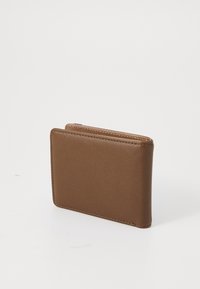Cartera de piel marrón con una textura suave, diseño rectangular compacto y cierre con cremallera. Presenta un cosido prolijo a lo largo de los bordes.