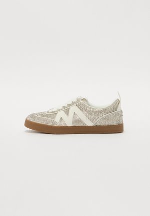 Hvide sneakers med en tekstureret rhinsten-finish, der har en kontrasterende hvid logo-detail, gummisål og snøre-design.