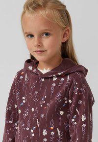 Bordeaux hoodie met bloemenpatroon; voorzien van een voorzak en trekkoord capuchon; gemaakt van zachte katoen; bloemendetails in wit, blauw en oranje.