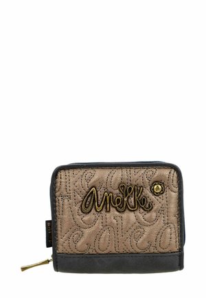 Cartera de imitación de cuero marrón con detalle del logotipo cosido, acentos dorados y base azul oscura. Presenta un cierre con cremallera y una forma rectangular compacta.