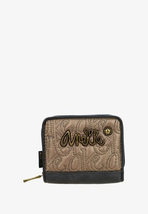 Cartera de imitación de cuero marrón con detalle del logotipo cosido, acentos dorados y base azul oscura. Presenta un cierre con cremallera y una forma rectangular compacta.