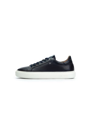 Baskets en cuir bleu marine avec une semelle en caoutchouc blanc, bout rond, lacets plats et un détail de marque minimal sur le côté. Texture lisse.