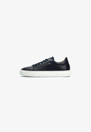 Sneakers in pelle blu navy con suola in gomma bianca, punta tonda, lacci piatti e un minimo dettaglio di branding sul lato. Texture liscia.