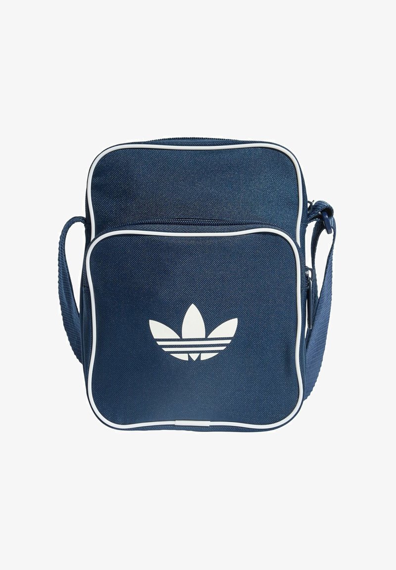 Tamnoplava torbica preko tijela od teksturiranog materijala, s bijelim Adidas logotipom i ukrasnim rubom, pravokutnog oblika i podesivim remenom.