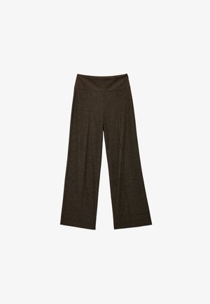 Pantalones de pierna ancha en tela marrón oscuro, con una cinturilla suave y una textura sutil. El diseño incluye pliegues delanteros para un detalle adicional.