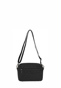 Čierna prešívaná crossbody taška s nastaviteľným popruhom, predným zipsom a embosovaným vzorom na látke. Obsahuje kovové akcenty v striebornom odtieni.