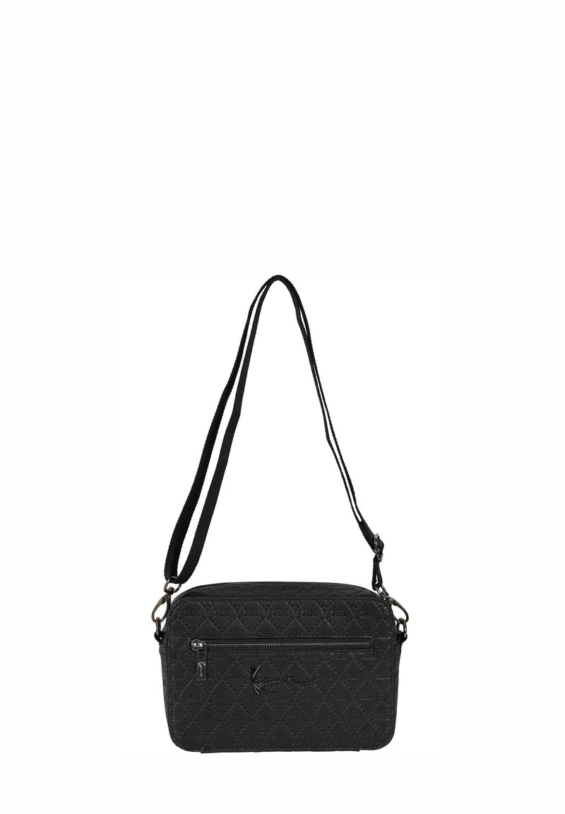 Čierna prešívaná crossbody taška s nastaviteľným popruhom, predným zipsom a embosovaným vzorom na látke. Obsahuje kovové akcenty v striebornom odtieni.