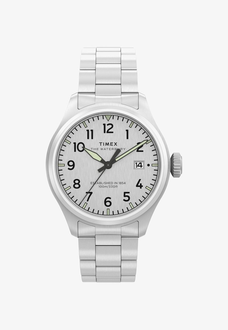 Silberne Timex Waterbury-Armbanduhr mit Metallband, schwarzen Ziffern, leuchtenden Zeigern, Datumsfenster auf 3, zeigt die Uhrzeit 10:09:36 an.