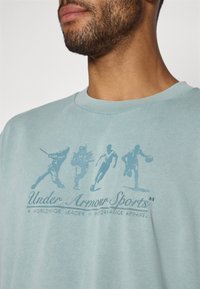 Under Armour ATHLETES  - Apdrukāts T-krekls - serpentine/jasper blue
