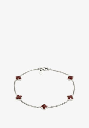 Sølv kædearmbånd med fire røde blomsterdetaljer, hver omgivet af poleret metal, med spænde og indgraveret mærke.