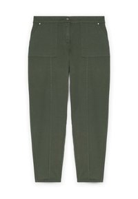 Pantaloni verde oliva realizzati in un tessuto resistente, con due tasche frontali, chiusura a bottone e cuciture visibili lungo le gambe.