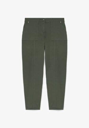 Pantaloni verde oliva realizzati in un tessuto resistente, con due tasche frontali, chiusura a bottone e cuciture visibili lungo le gambe.