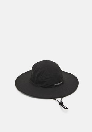 Sombrero negro de ala ancha hecho de tela ligera. Presenta una corona redondeada, una correa para la barbilla ajustable y bordado del logo en el lateral.